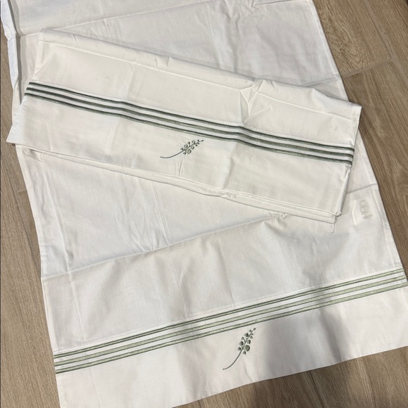 Pottery Barn embroidered Pillowcases new set of 2 + matching flat sheet Queen